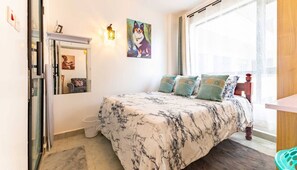 Tabla de planchar con plancha, wifi gratis y ropa de cama