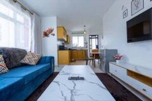 Smart TV - Urban Elegance: Luxury 2BR Apt with Pool in Kilimani, Nairobi. (Nairobi)