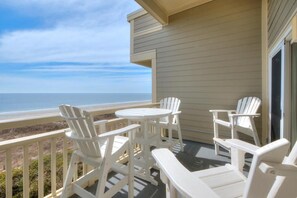 Outdoor dining - Beautiful 3 Bedroom 2 Bath Condo, Oceanfront with Ocean Views,  Sleeps 7 (Oak Island)