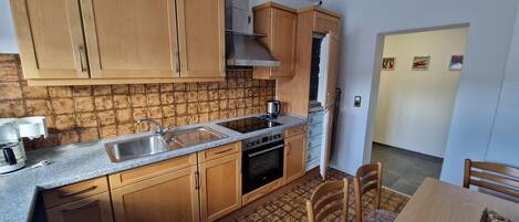 Een koelkast, een microgolfoven, een oven, een kookplaat