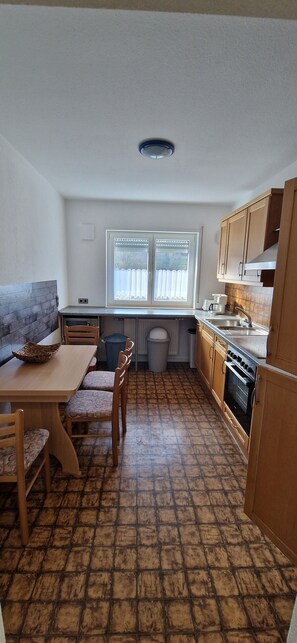 Fridge, microwave, oven, stovetop - Vacation apartment / fitter's apartment in a quiet location (Leidersbach)