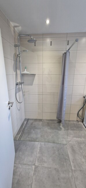 Shower, hair dryer, towels, toilet paper - Vacation apartment / fitter's apartment in a quiet location (Leidersbach)