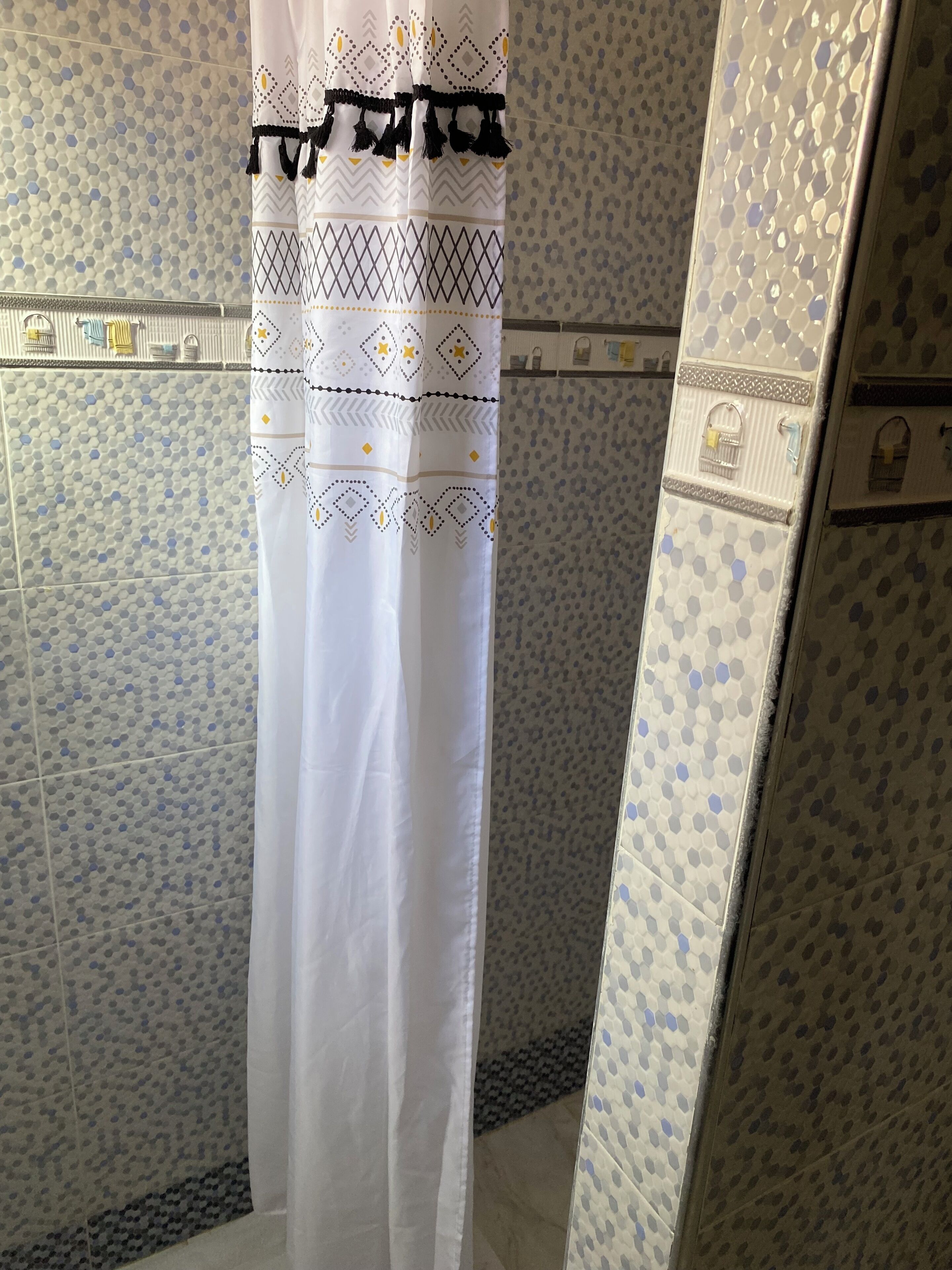 Sèche-cheveux, serviettes fournies, savon, papier toilette