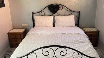 3 bedrooms, iron/ironing board, WiFi, bed sheets