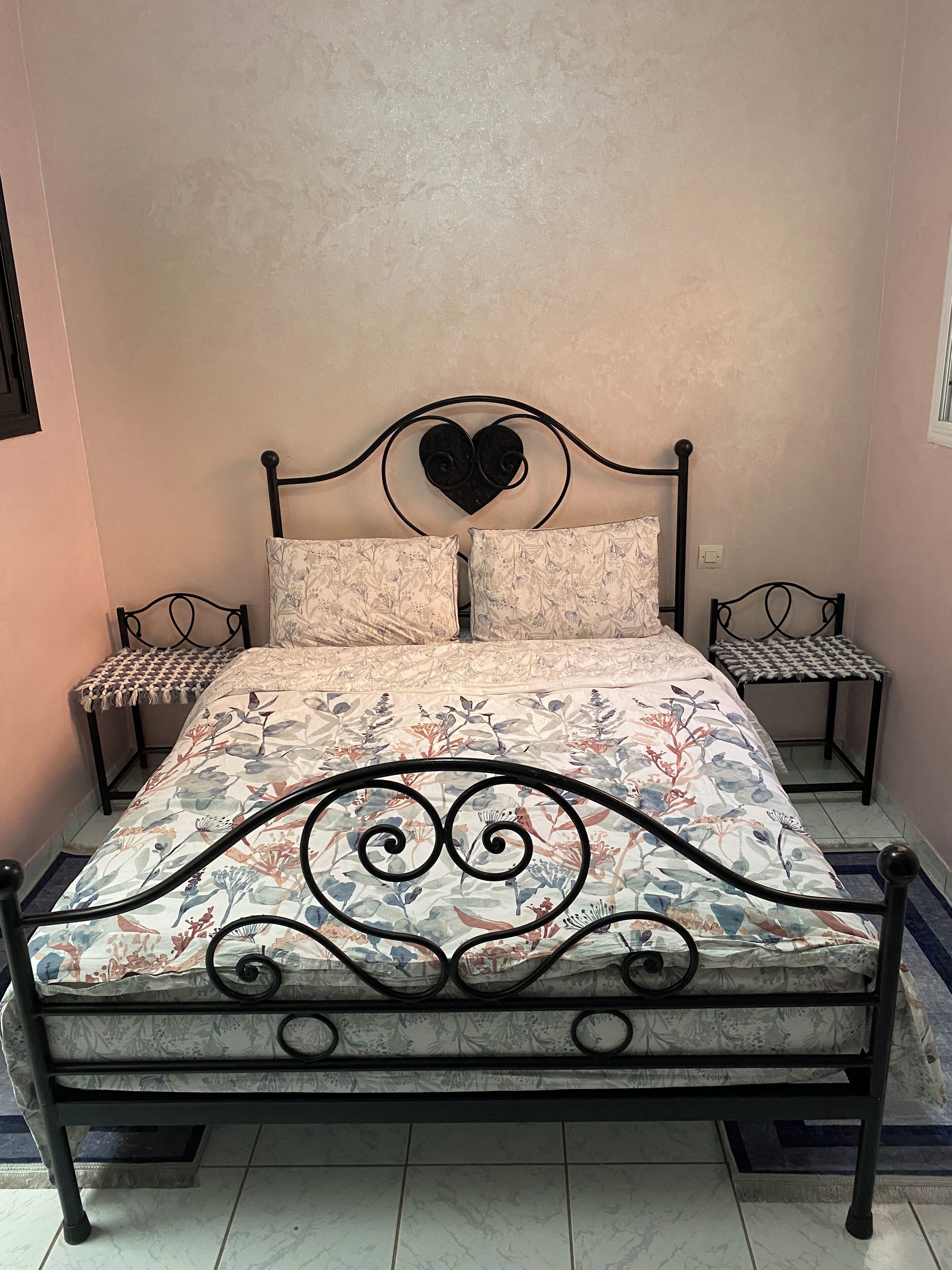 3 habitaciones, tabla de planchar con plancha, wifi y ropa de cama 