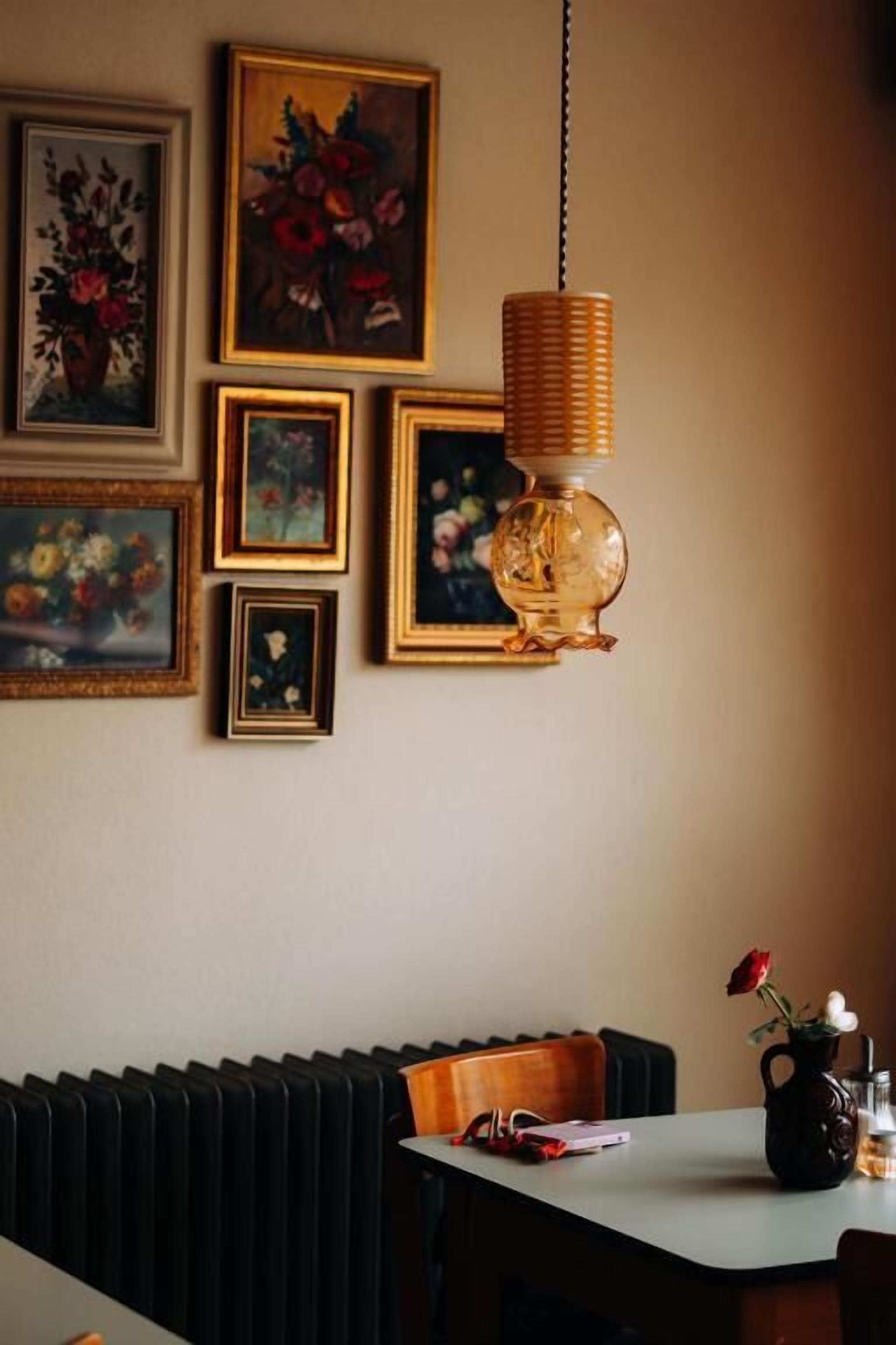 Un comedor con una mesa, sillas y un radiador.