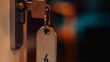 Una puerta con un llavero metálico que tiene el número 4.