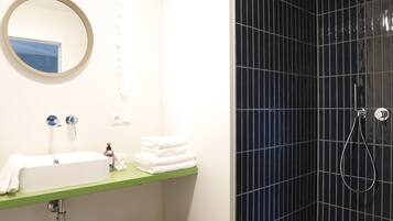 Habitación básica doble | Baño | Regadera, secadora de cabello, toallas, shampoo