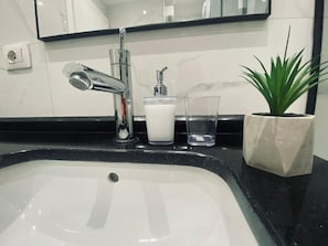 Apartment, 1 Bedroom, Accessible, Balcony | Bathroom