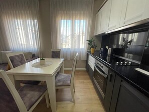 Apartment, 1 Bedroom, Accessible, Balcony | Dining room