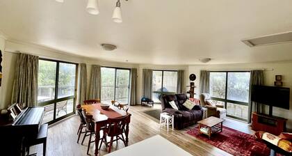 A charming family-friendly retreat nestled in the tranquil heart of Venus Bay