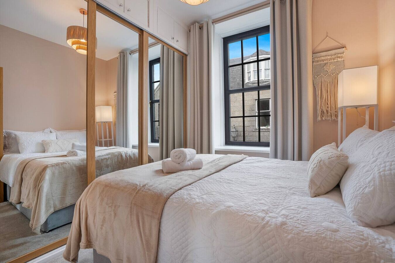 2 عدّة غرف نوم ومكتب ومكواة/لوح كي وسرير سفر