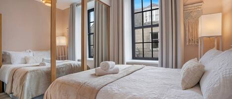 2 soveværelser, skrivebord, strygejern/strygebræt, weekendseng