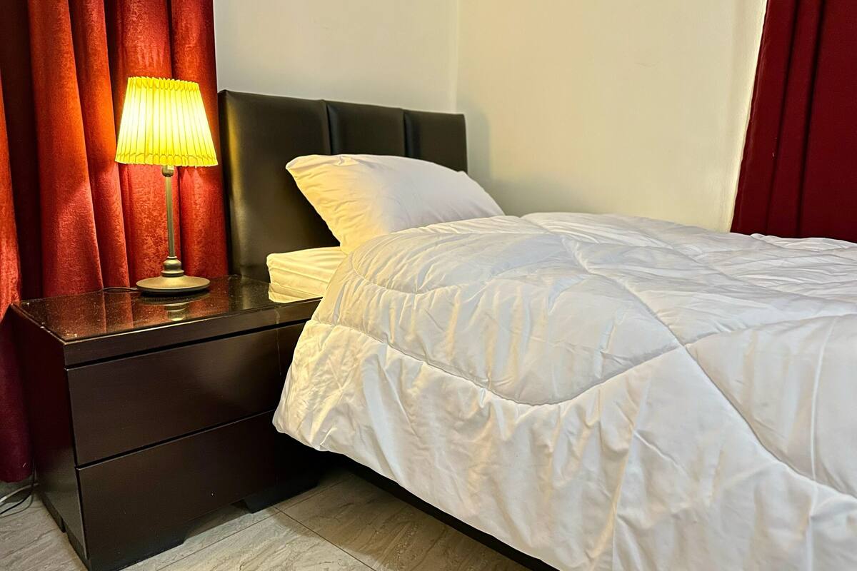 Studio, 1 giường đơn, quang cảnh thành phố | Màn/rèm cản sáng, bàn ủi/dụng cụ ủi quần áo 