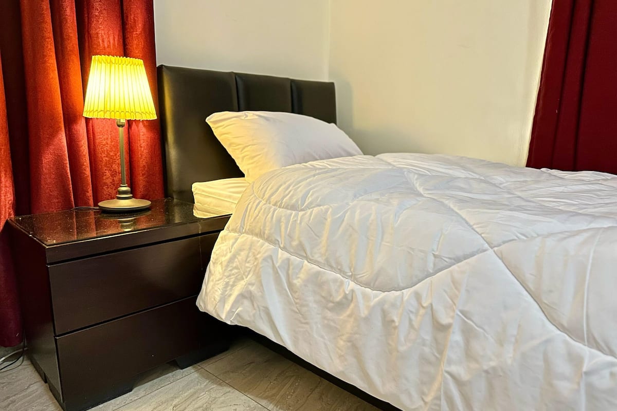 Estudio, 1 cama individual, vista a la ciudad | 1 habitación, cortinas blackout y tabla de planchar con plancha