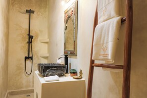 Shower, hair dryer, towels, toilet paper - Domaine Dar des gazelles Marrakech (marrakech)