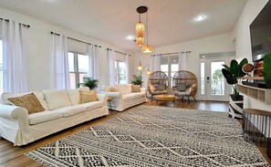 House, Multiple Beds, Hot Tub, Partial Ocean View (White Caps) | Living area