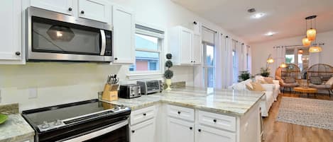 Maison, plusieurs lits, bain à remous, vue partielle sur l'océan (White Caps) | Cuisine privée | Réfrigérateur, micro-ondes, four, plaque de cuisson