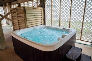 Maison, plusieurs lits, bain à remous, vue partielle sur l'océan (White Caps) | Bain à remous intérieur
