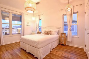 Maison, plusieurs lits, bain à remous, vue partielle sur l'océan (White Caps) | 4 chambres, décoration personnalisée, ameublement personnalisé