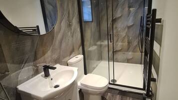 Douche, sĂšche-cheveux, serviettes fournies, savon