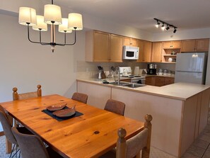 ثلاجة، ميكروويف، فرن، موقد طهي مسطح