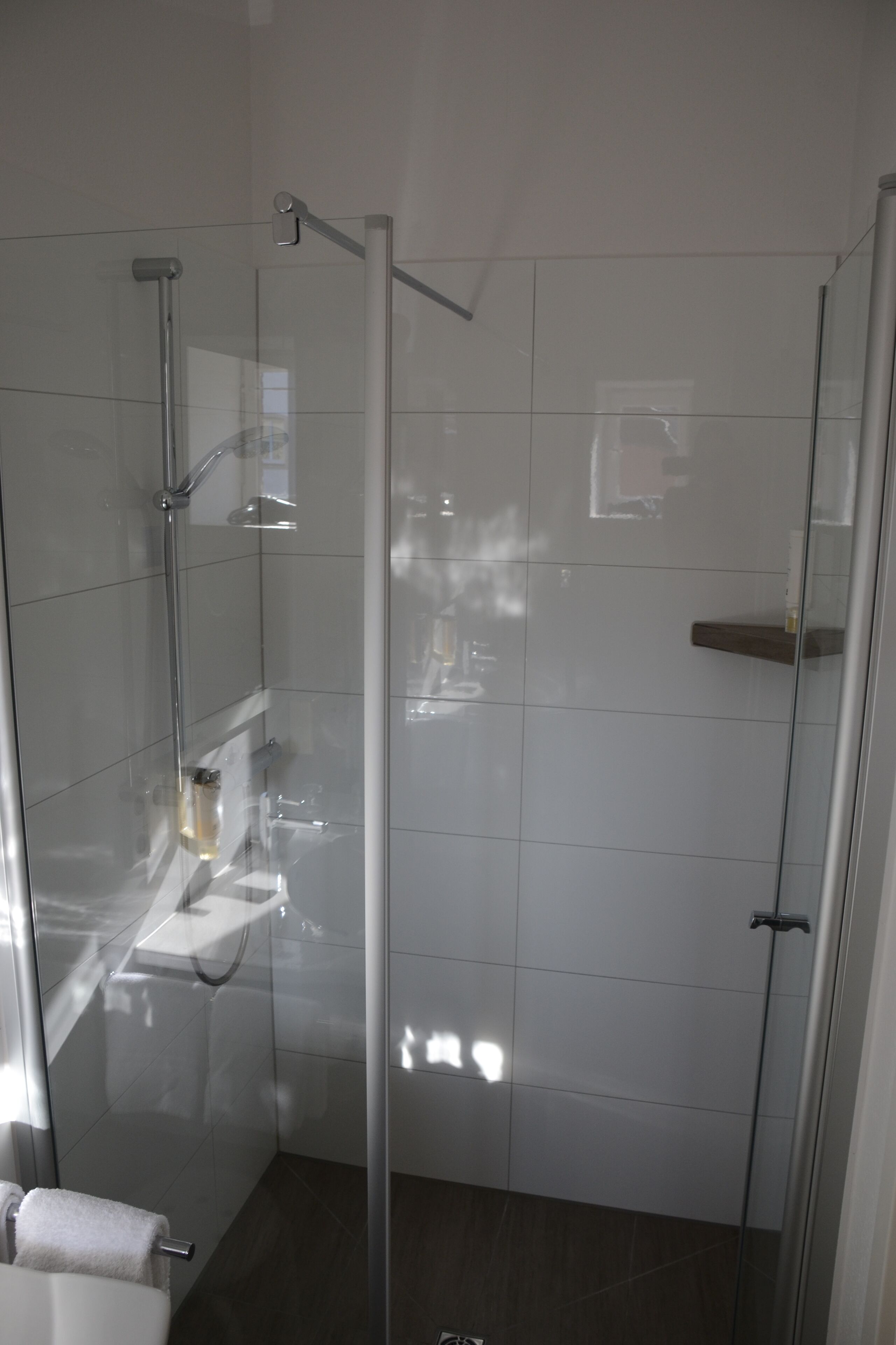 シャワー、ヘアドライヤー、タオル、石鹸