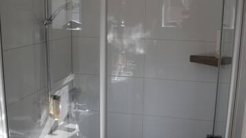 Dusche, Haartrockner, Handtücher, Seife