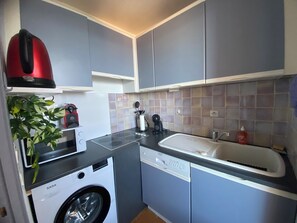 Kylskåp, mikrovågsugn, spishäll och diskmaskin