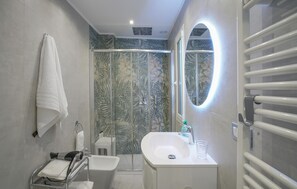 Shower, hair dryer - 2 bedroom cozy apartment in Sanremo (Sanremo)