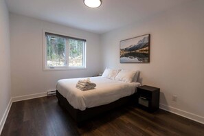 Tabla de planchar con plancha, wifi y ropa de cama