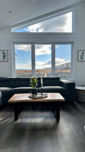 Fernseher, Kamin, Stereoanlage