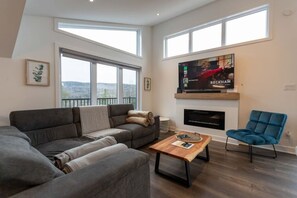Televisión, chimenea y estéreo