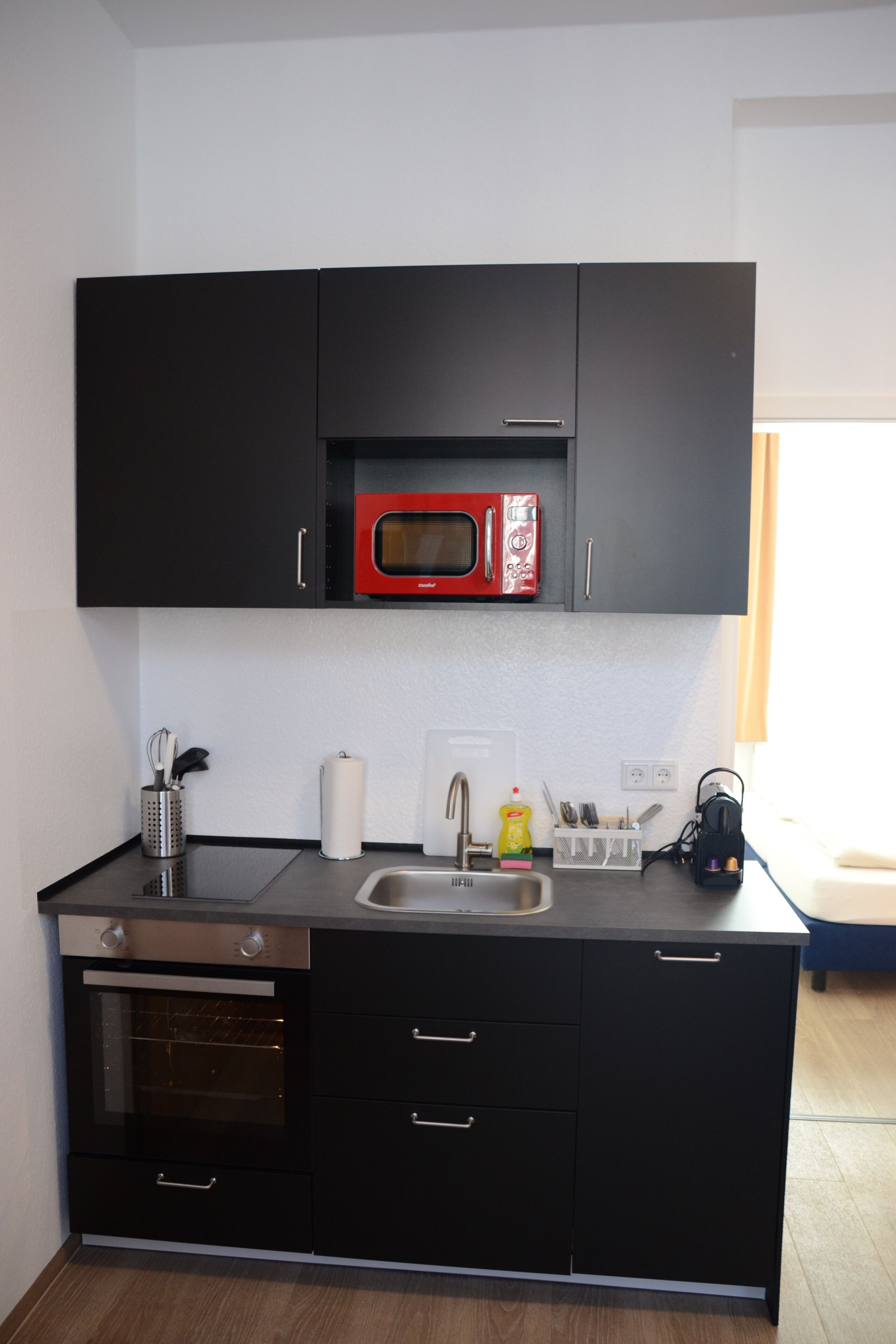 Kühlschrank, Mikrowelle, Ofen, Herdplatte