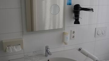 Douche, sĂšche-cheveux, serviettes fournies, savon