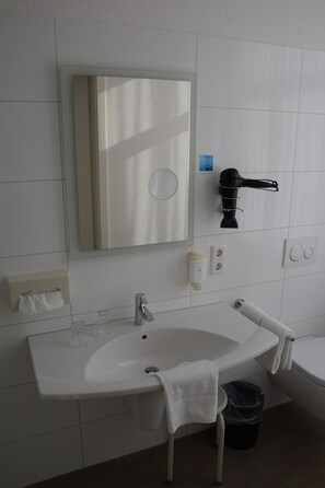 Douche, sèche-cheveux, serviettes fournies, savon