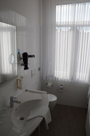 シャワー、ヘアドライヤー、タオル、石鹸