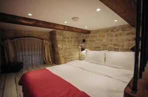 Luxury Duplex | Premium bedding, minibar, in-room safe, desk - R Apart Hotel (Baku)