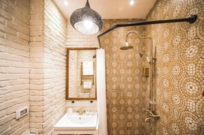 Free toiletries, hair dryer, slippers, towels - R Apart Hotel (Baku)