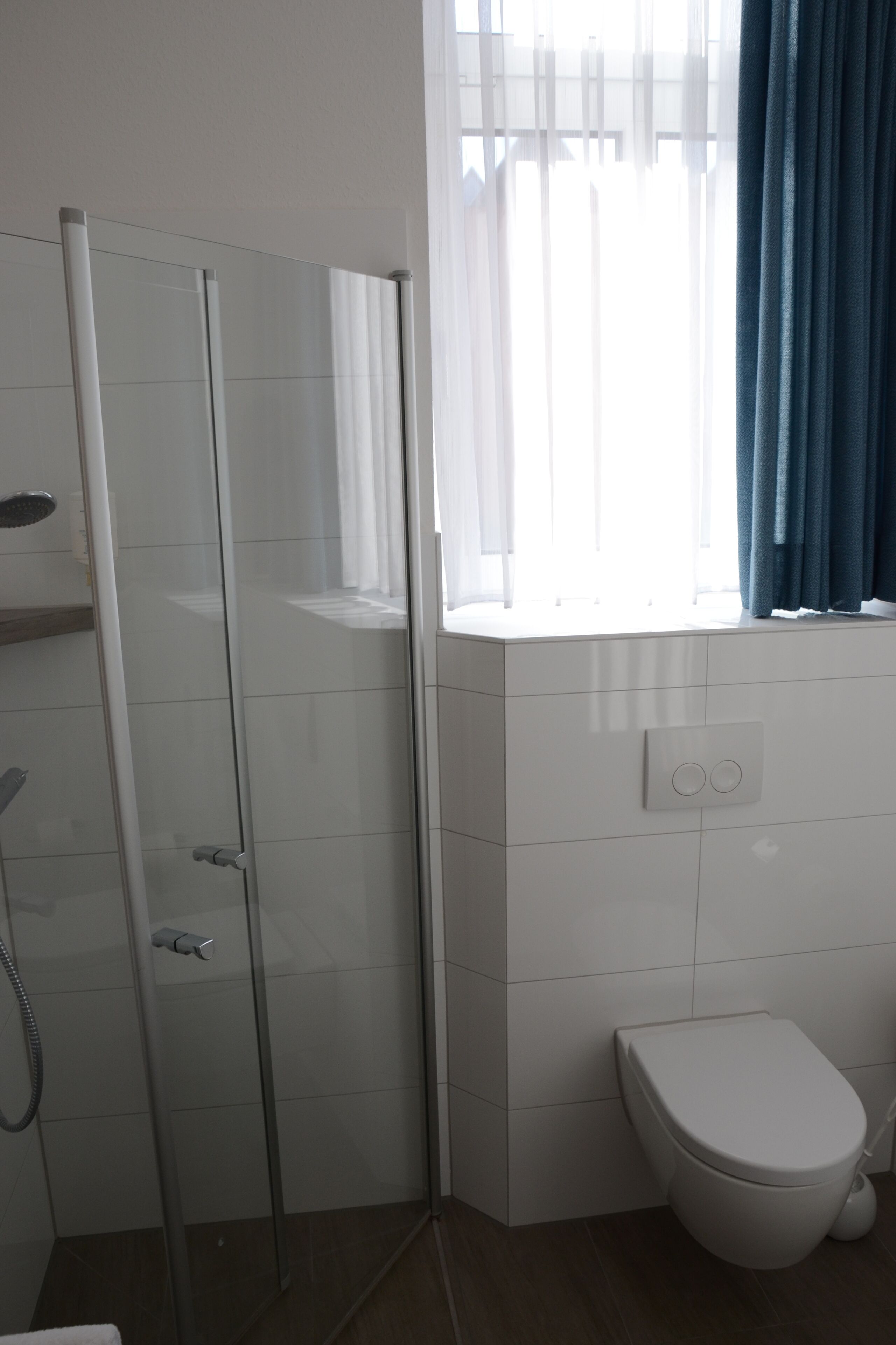 Een douche, een haardroger, handdoeken, zeep