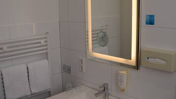 Dusche, Haartrockner, HandtĂŒcher, Seife