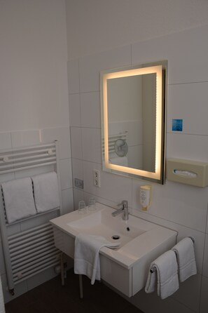 Doccia, asciugacapelli, asciugamani, sapone