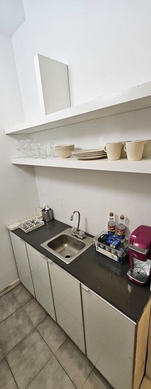 Réfrigérateur, micro-ondes, four, cafetière/bouilloire