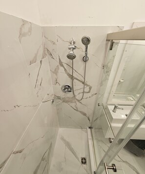 Serviettes fournies, savon, papier toilette