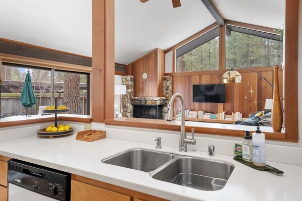 Fridge, microwave, oven, stovetop - Modern Luxury Golf Cabin, Pets, A/C, couples (Graeagle)