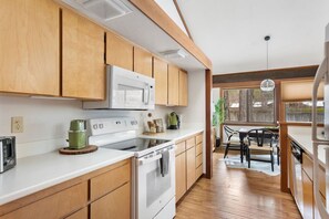 Fridge, microwave, oven, stovetop - Modern Luxury Golf Cabin, Pets, A/C, couples (Graeagle)