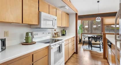 Modern Luxury Golf Cabin, Pets, A/C, couples
