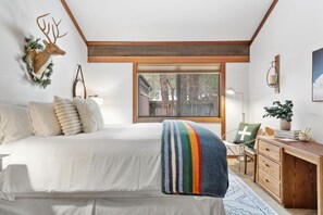 2 bedrooms, iron/ironing board, WiFi, bed sheets - Modern Luxury Golf Cabin, Pets, A/C, couples (Graeagle)