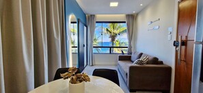 Panoramic Apartment | Living room | 32-inch Smart TV with satellite channels, Netflix, streaming services - COPFL0100 - Condomínio Recanto do Flamengo (Salvador)