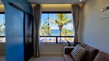 Panorama appartement | Woonkamer | Een 32-inch smart-tv met satellietzenders, Netflix en streamingdiensten